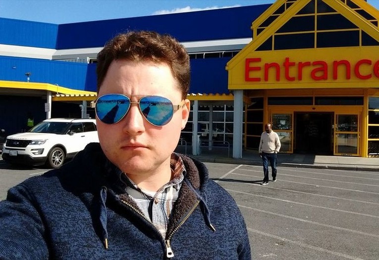 FOTO Žena odvukla muža u shopping, a on sve snimio i postao hit na internetu