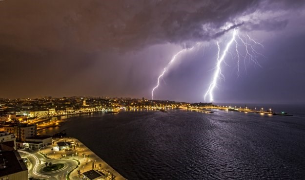 FOTO Grmljavinsko nevrijeme sinoć u Splitu, Meteoalarm se oglasio za Zagreb i Osijek