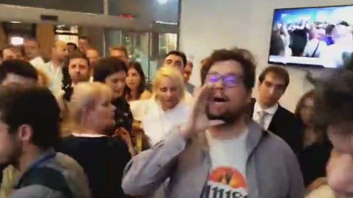 VIDEO Muškarac vikao u Bandićevu stožeru: "Lopove, vrati 18 milijuna kuna!"