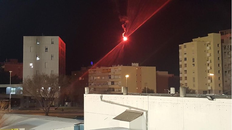 VIDEO Opasna igra navijača u Splitu: Ispaljena raketa završila na cesti