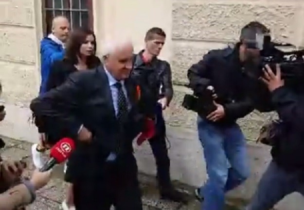 VIDEO Pogledajte kako je suspendirani Previšić bježao od novinara, već se zna tko će ga zamijeniti
