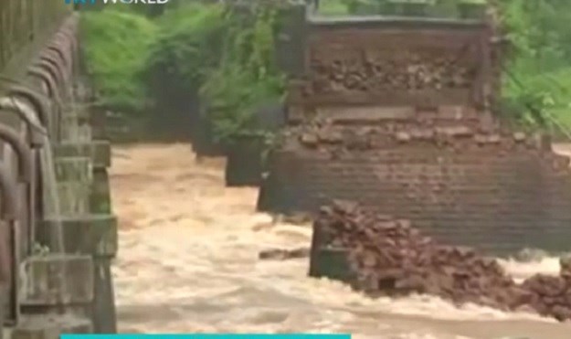 VIDEO Vodena bujica odnijela most na autocesti u Indiji, u nabujalu rijeku pala dva autobusa
