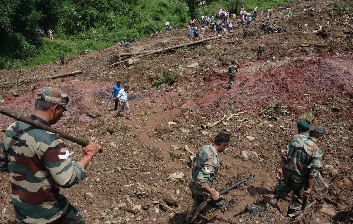 U velikim poplavama u Indiji i Nepalu poginulo preko 50 ljudi, autobus pao u provaliju od 800 metara