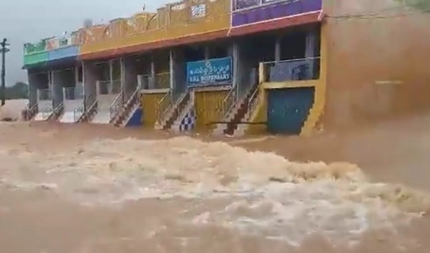 U katastrofalnim poplavama u Indiji i Šri Lanki poginule najmanje 72 osobe