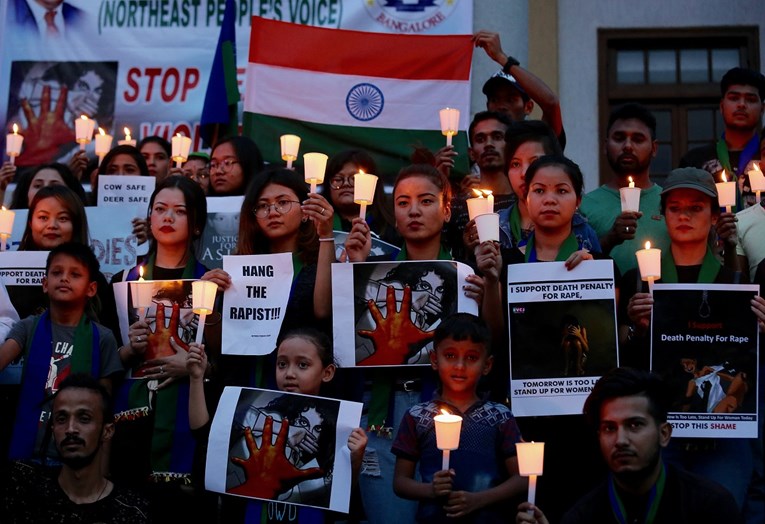 U Indiji silovali tinejdžericu pa je živu zapalili