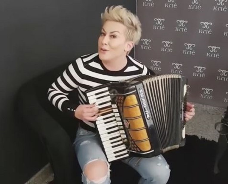 VIDEO Indira Levak zasvirala harmoniku, zapjevala Škoru i oduševila pratitelje na Instagramu