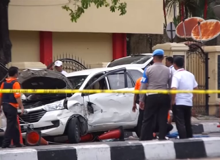 VIDEO Džihadisti naoružani mačevima napali policijsku postaju u Indoneziji, ubili policajca