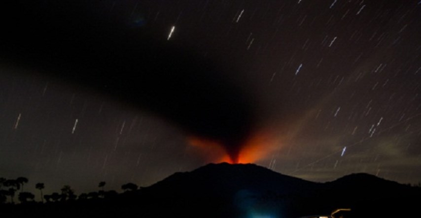Vulkan u Indoneziji opet prijeti, zatvorena zračna luka na Baliju