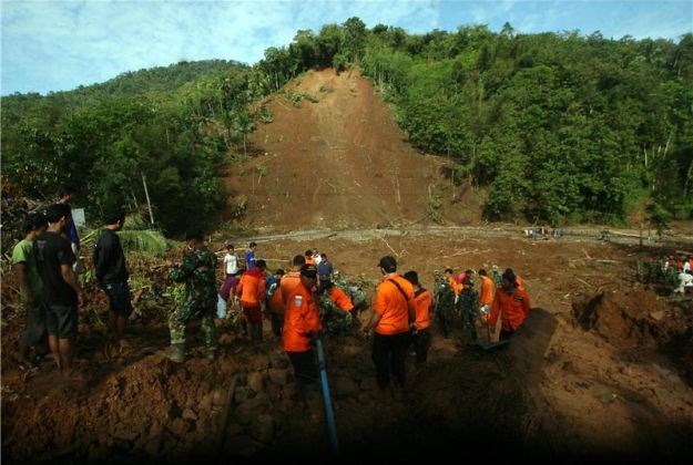 U poplavama i odronima tla u Indoneziji poginulo 47 ljudi