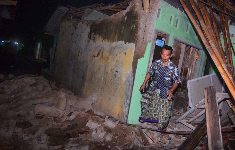 Troje mrtvih u silovitom potresu u Indoneziji