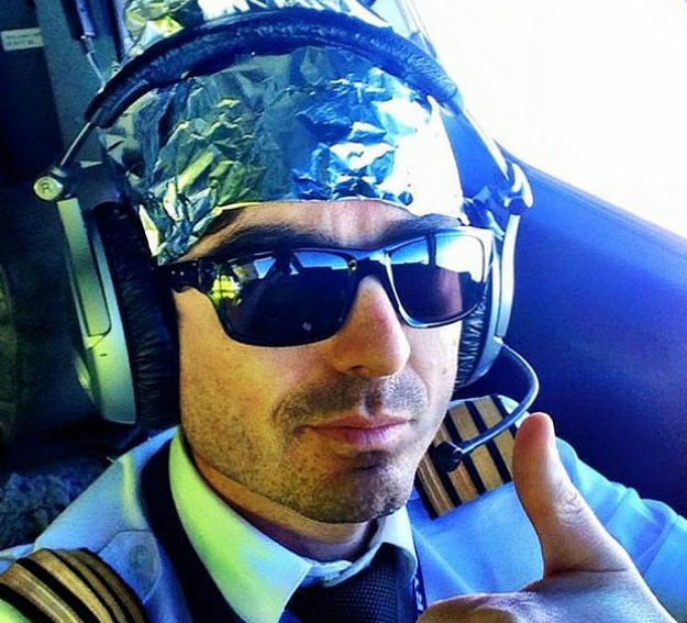 Pilot za vrijeme leta snimao selfieje s folijom na glavi pa putnike nazvao "moronima"