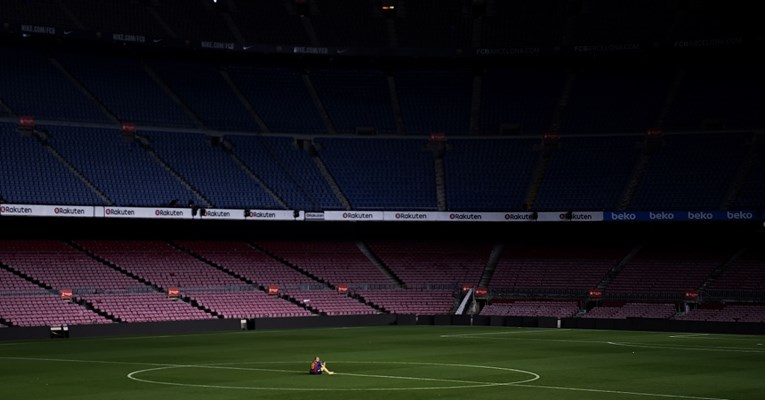 CAMP NOU, ZBOGOM Iniesta satima nakon utakmice potpuno sam u mraku sjedio nasred stadiona