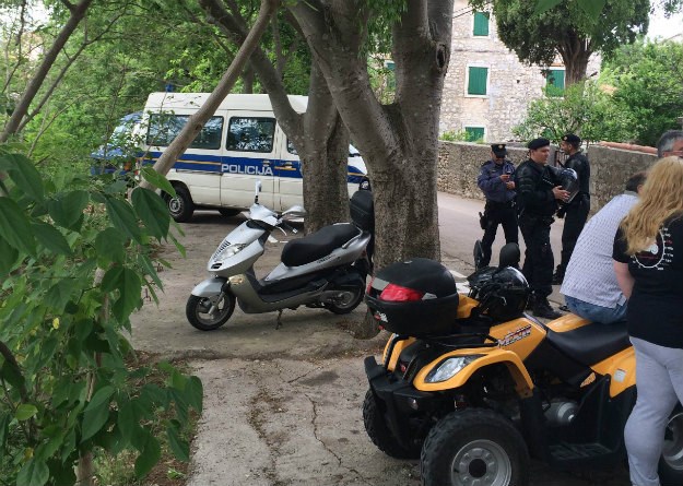 Uzbuna u Supetru: Interventna policija čuvala SDP-ov Nadzorni odbor od radnika!