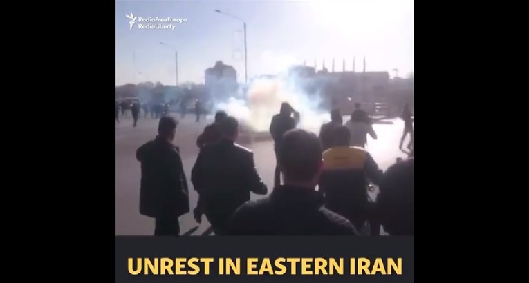 VIDEO Iranci prosvjeduju protiv predsjednika i vlade: "Smrt Rohaniju, smrt diktatoru"