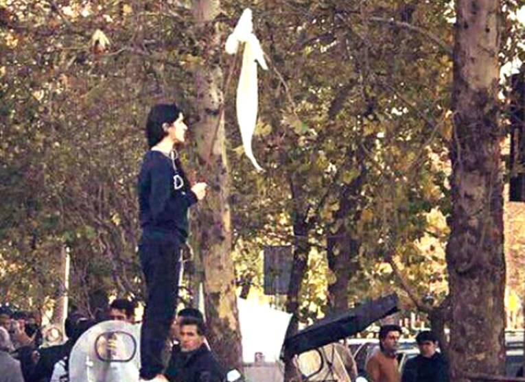 Ova fotografija govori više o pobuni u Iranu od milijun riječi
