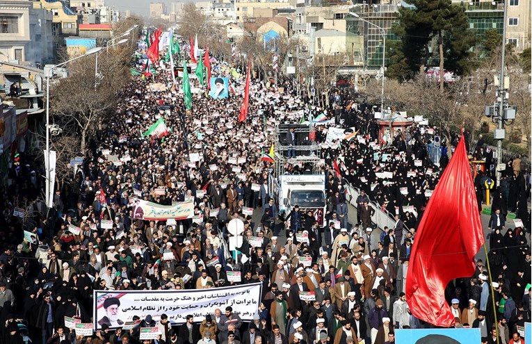 Na ulice Irana izašli deseci tisuća ljudi, traže da se vlada obračuna s prosvjednicima