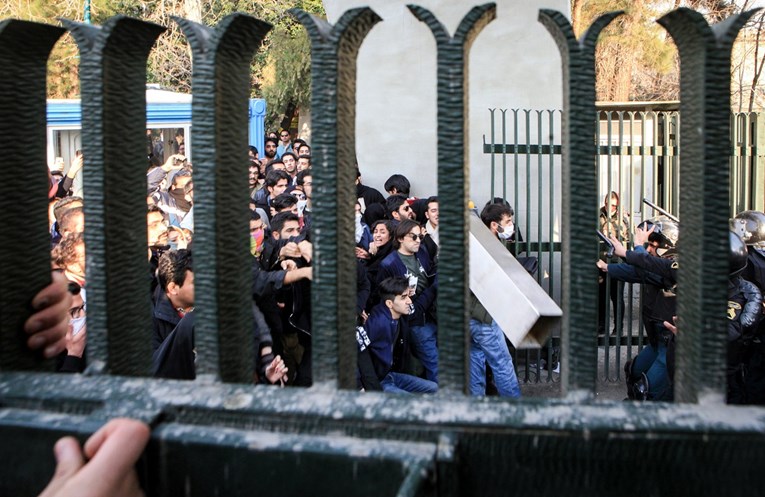 Neredi diljem Irana traju danima, snage sigurnosti upucale dvoje protuvladinih prosvjednika