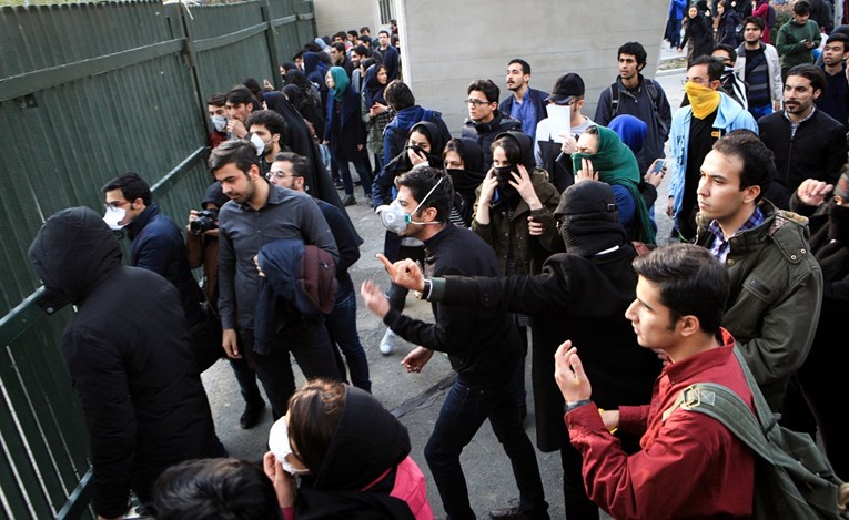 Iranski parlament održava posebnu sjednicu, pokušavaju utvrditi uzrok prosvjeda