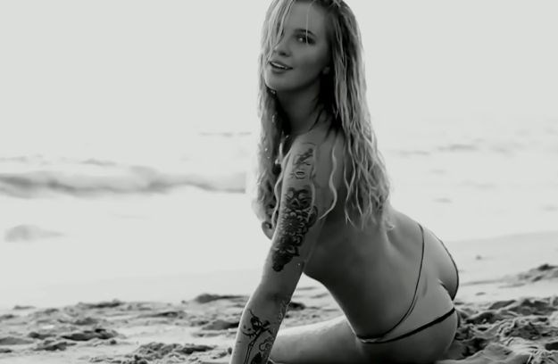VIDEO Seksi kći Kim Basinger po plaži paradirala bez grudnjaka