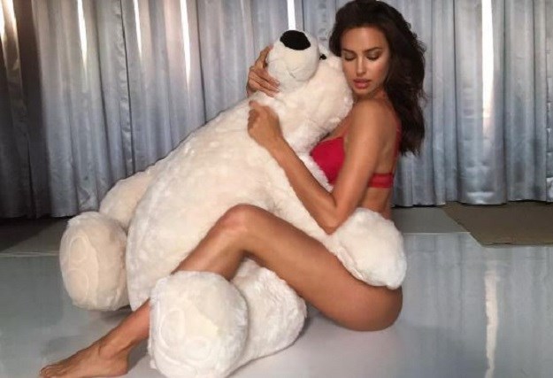 FOTO Čisti seks: Irina Shayk digla majicu i pokazala grudi