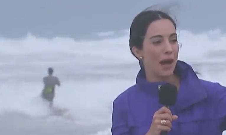 VIDEO Usred izvještavanja s plaže zahvaćene uraganom Irma novinarku iznenadio surfer