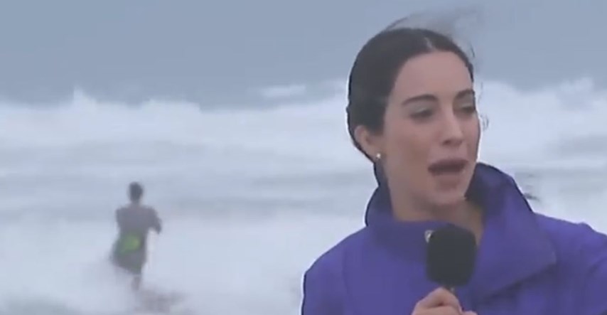 VIDEO Usred izvještavanja s plaže zahvaćene uraganom Irma novinarku iznenadio surfer