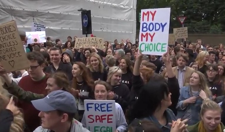 Stotine žena u Belfastu od premijerke May tražile da liberalizira zakon o pobačaju u Sjevernoj Irskoj