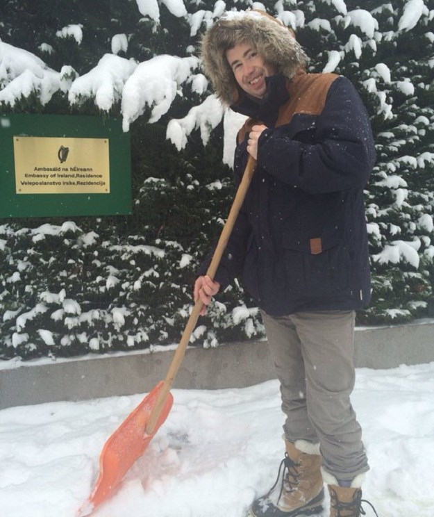 Hrvatski političari ovo ne rade: Irski veleposlanik čisti snijeg ispred ambasade u Zagrebu