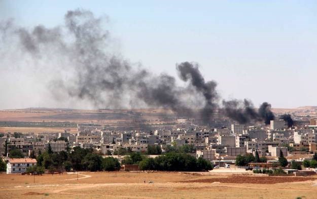 Zrakoplov se tijekom bombardiranja srušio na tržnicu u Siriji, najmanje 12 poginulih