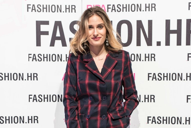 Lijepa domaća blogerica nosi torbicu za kojom uzdiše modni svijet