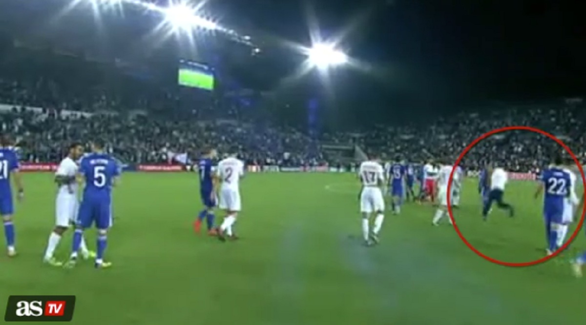 SKANDAL U JERUZALEMU Huligan uletio u teren i nožem napao zvijezdu Španjolske i Reala