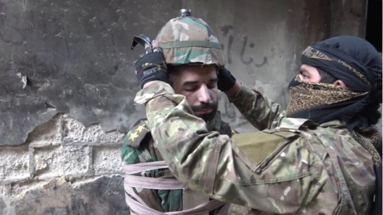 UZNEMIRUJUĆE FOTOGRAFIJE ISIS pretvorio sirijskog vojnika u ljudsku bombu