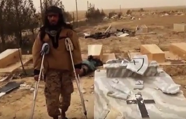 ISIS-ovac sa štakama javio se s uništenog kršćanskog groblja i pokazao leševe ubijenih protivnika