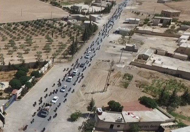 FOTO Pogledajte kako kukavice iz ISIS-a pri povlačenju koriste civile kao živi štit