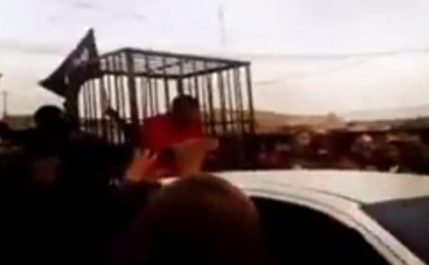 Džihadisti po gradu u Iraku vozili zarobljenike u kavezima