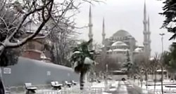 Snijeg izazvao kaos u Istanbulu: U dva dana 800 prometnih nesreća