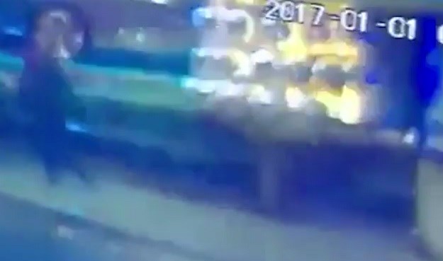 VIDEO Objavljena snimka trenutka napada u Istanbulu, terorist je pucajući upao u klub