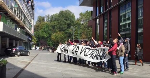Navijači Sarajeva prosvjedovali pred hrvatskim veleposlanstvom: "Istina za Vedrana"