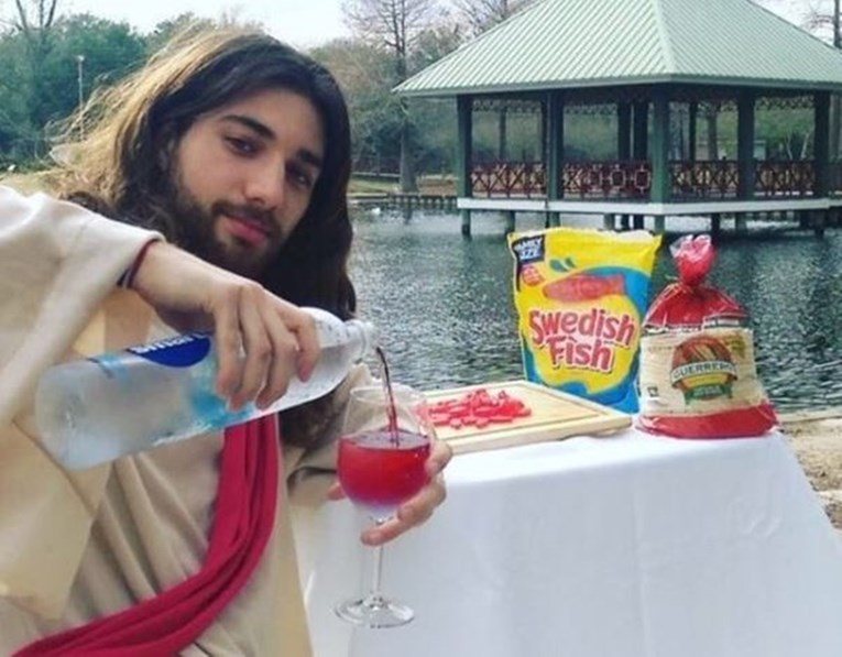 Isus s interneta je urnebesan: Pretvara vodu u vino i ima božanstvene ulete