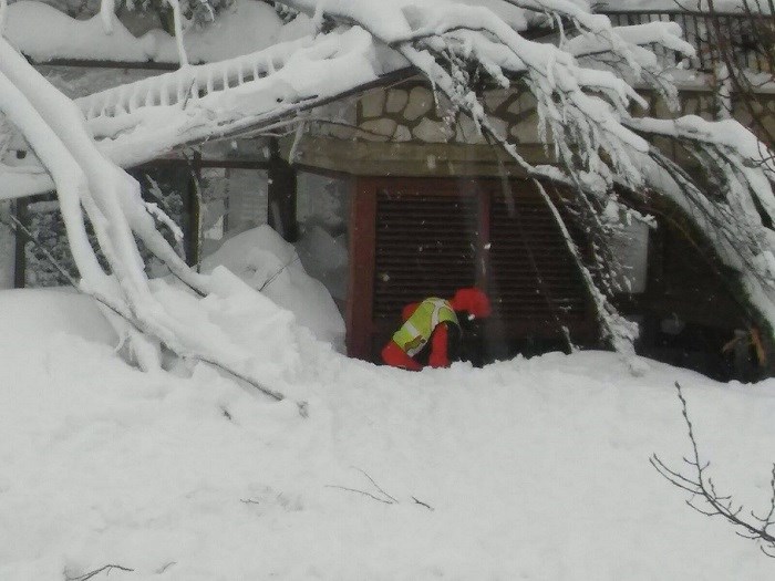 VIDEO, FOTO Lavina zatrpala hotel u Italiji, strahuje se da ima puno mrtvih