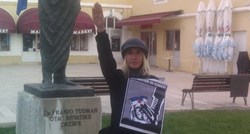 Predsjednica zadarskog A-HSP-a pred Tuđmanovim kipom pozdravlja fašističkim pozdravom