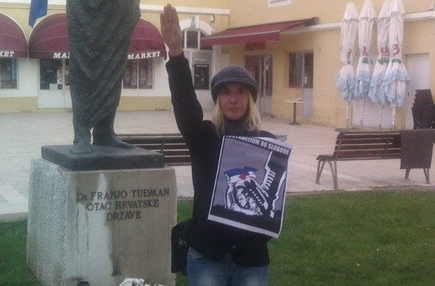 Predsjednica zadarskog A-HSP-a pred Tuđmanovim kipom pozdravlja fašističkim pozdravom