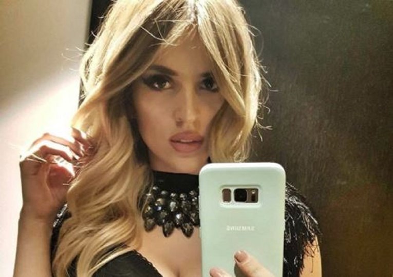 FOTO Seksi pjevačica Colonije u Beogradu opalila selfie i pokazala bujne grudi: "Goriš"