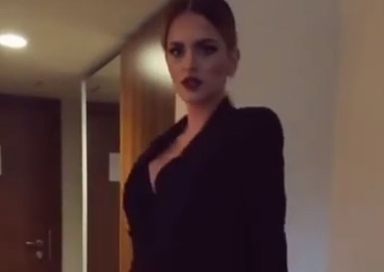 VIDEO Pjevačica Colonije pokazala zamamni dekolte u seksi odijelu
