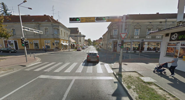 Mladić prošao mopedom kroz crveno, zabio se u auto, ozlijedio dvije pješakinje i poginuo