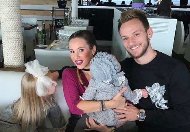 FOTO Pogledajte kako je Ivan Rakitić nasmijao obožavatelje obiteljskom božićnom čestitkom