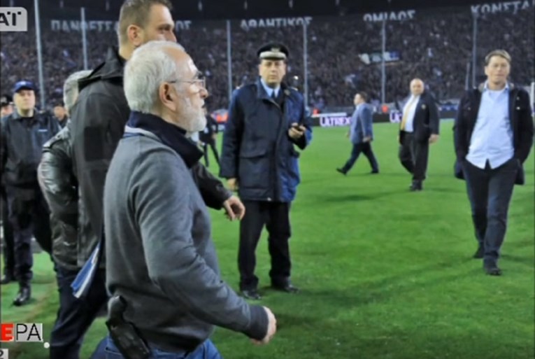 ATENA U PANICI Gazda PAOK-a, koji je s pištoljem upao na teren, zvao Grobare u pomoć za finale Kupa