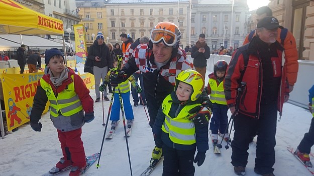 IVICA SE NE MOŽE OPROSTITI S djecom je skijao na Trgu i najavio iduću utrku