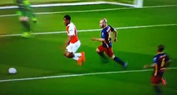 Tako mlad, a već tako prljav: Pogledajte kako Arsenalov igrač bijedno žica penal protiv Barcelone