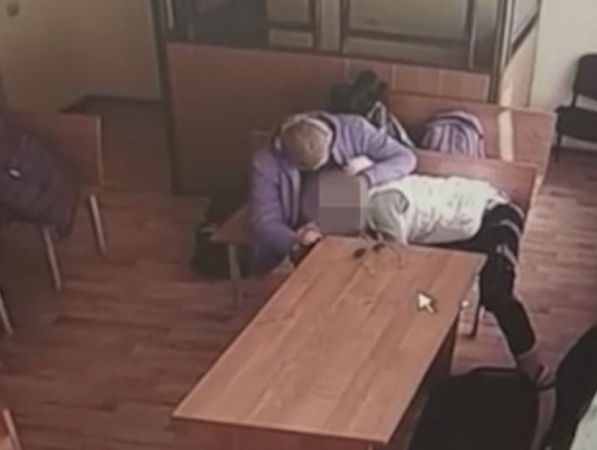 Pružila oralni seks dečku tijekom suđenja kad je sudac izašao iz sobe, snimila ih kamera (18+)